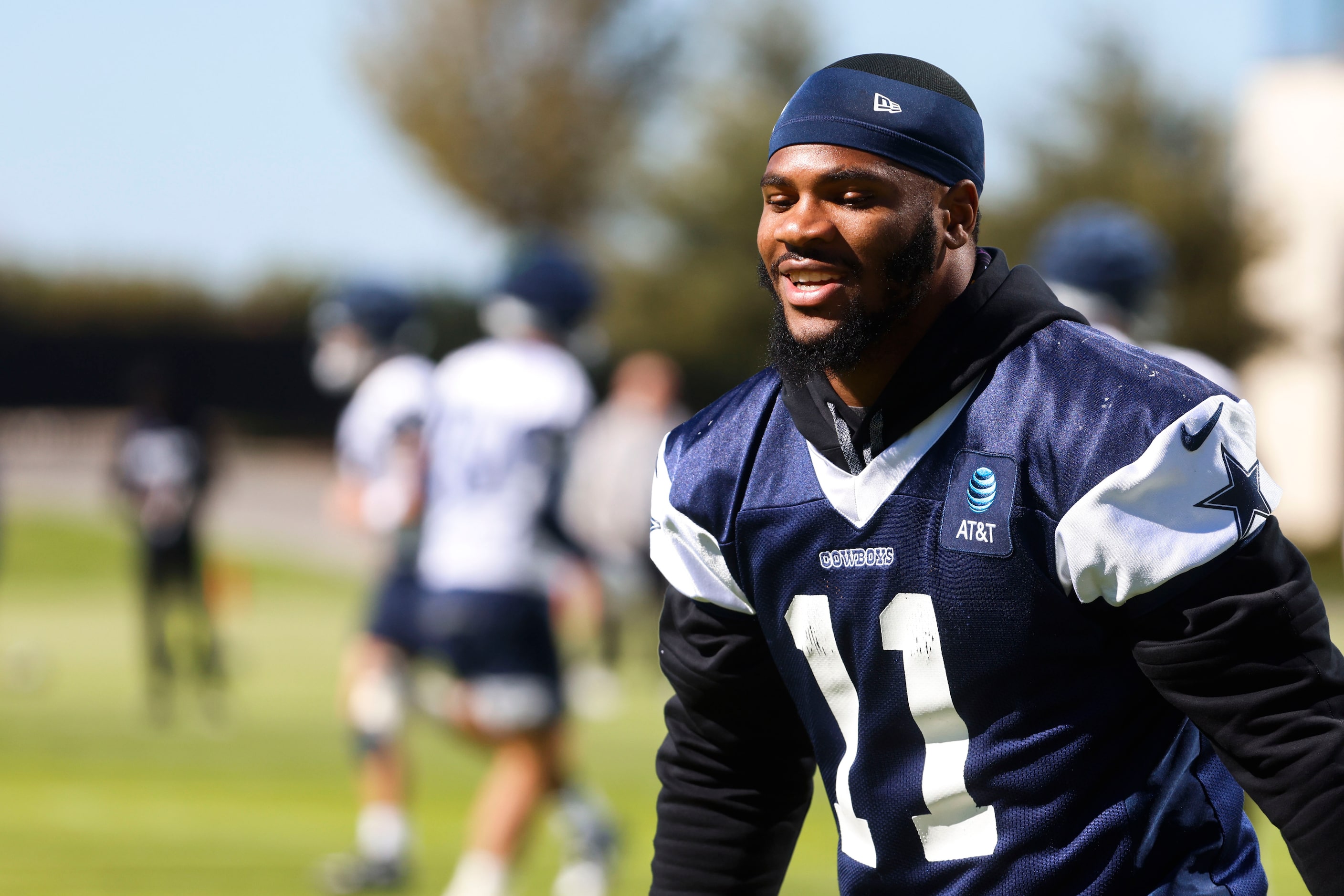 Dallas Cowboys linebacker Micah Parsons warms up during a team practice on Wednesday, Nov....