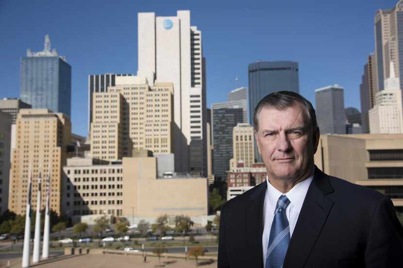 El alcalde Mike Rawlings admitió los problemas financieros de Dallas ante un comité estatal...