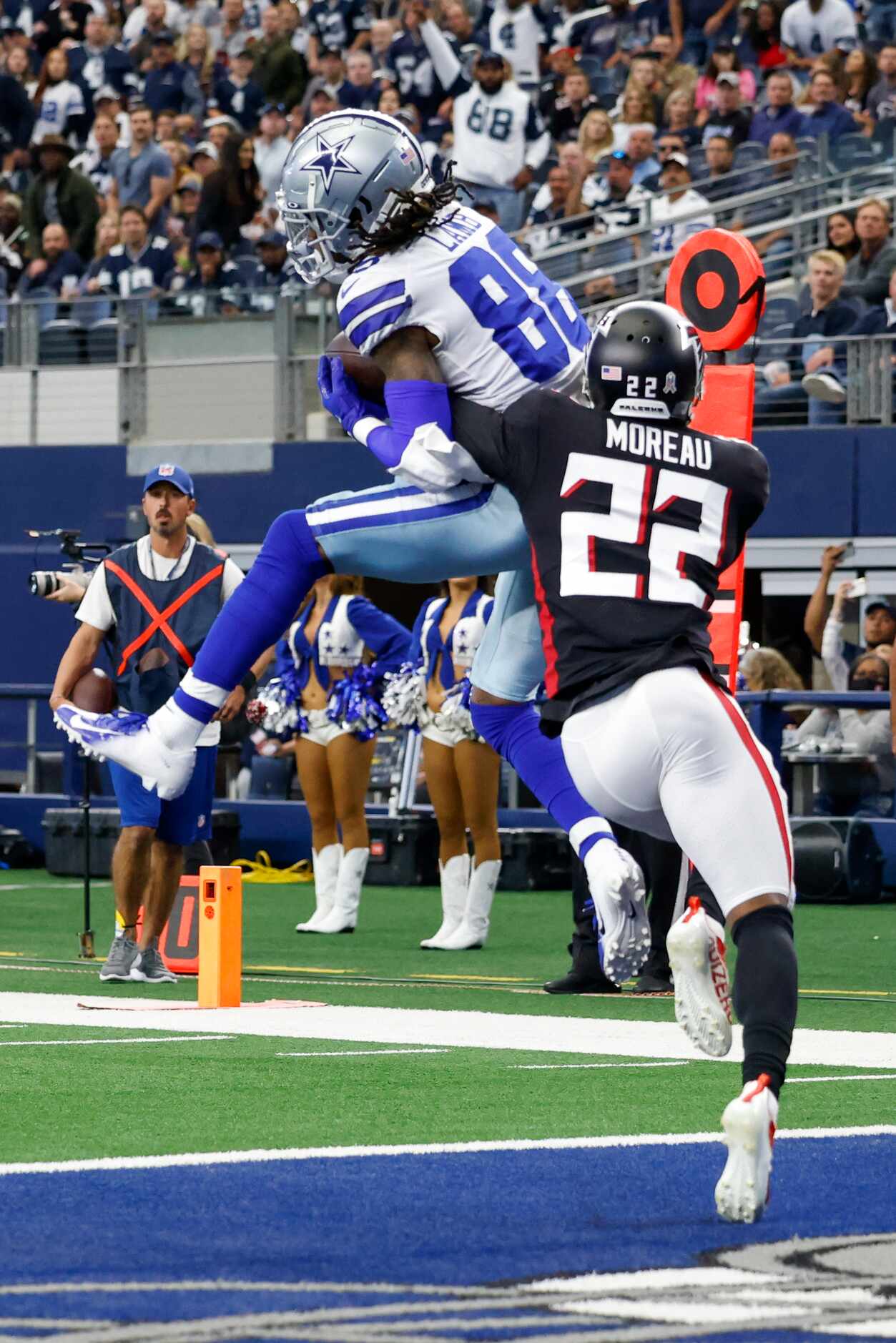 Dallas Cowboys wide receiver CeeDee Lamb (88) catches a touchdown pass from Dallas Cowboys...