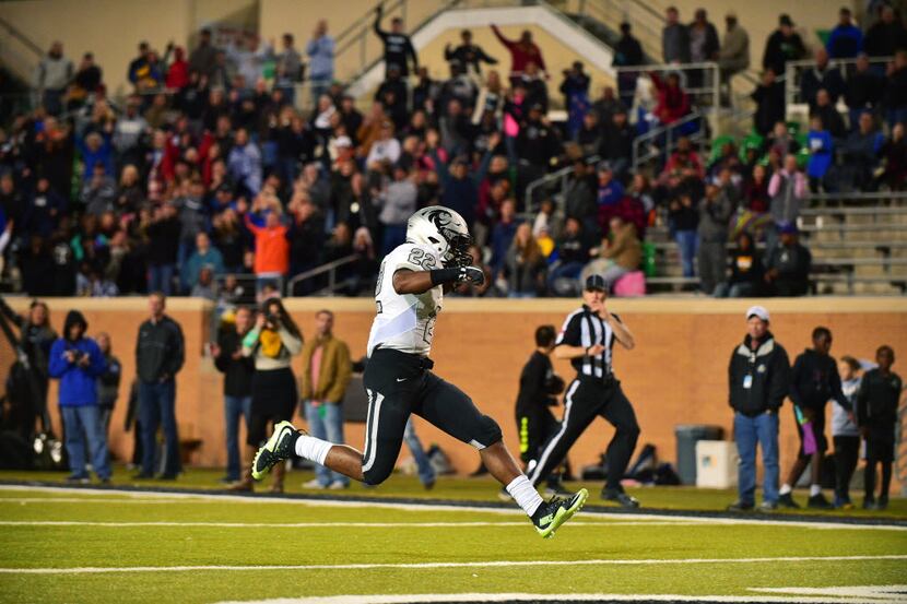 Guyer freshman running back Noah Cain (22) cruises into the end zone for a touchdown against...