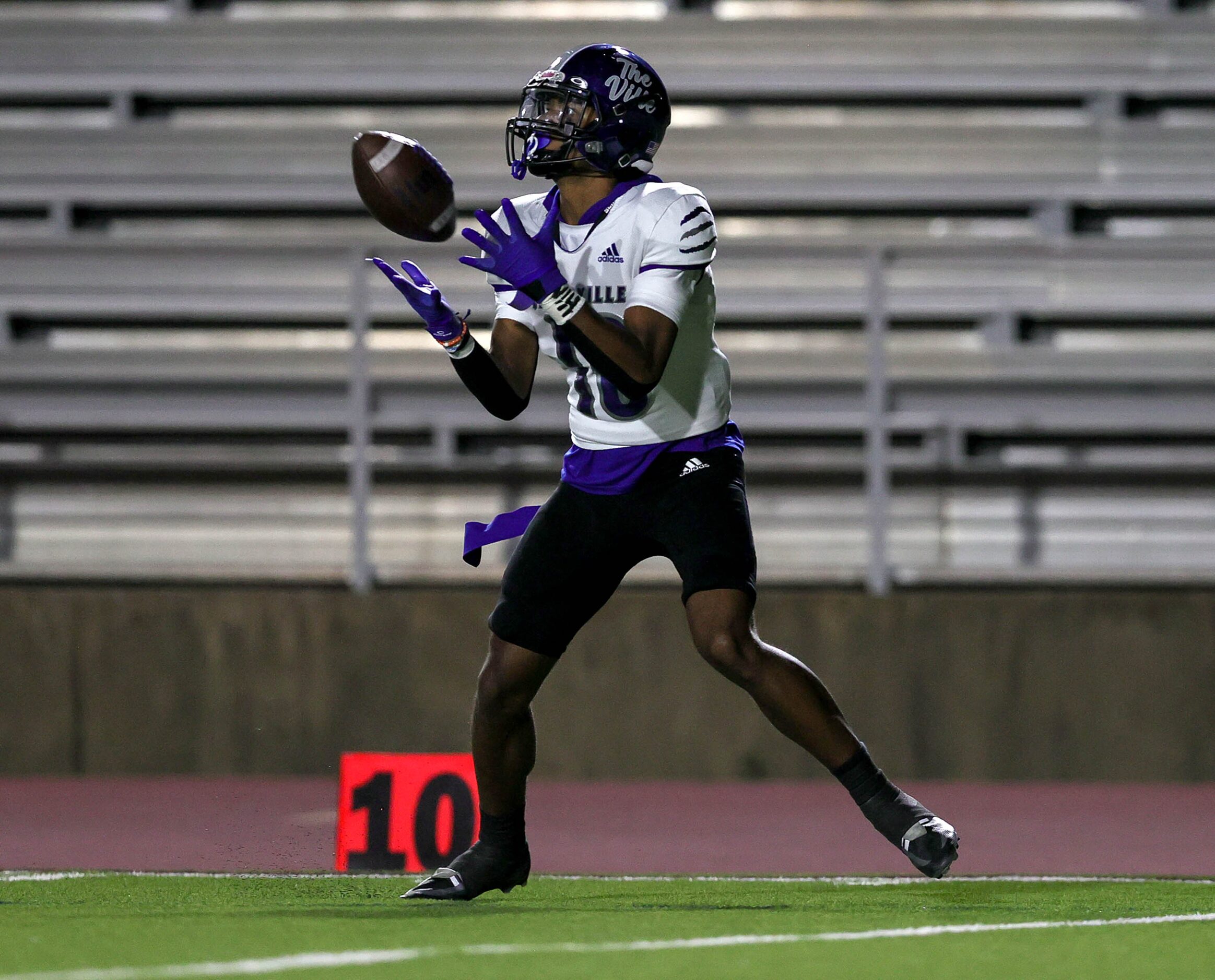 Seagoville wide receiver Brycen Lewis makes a 30 yard touchdown reception against Thomas...