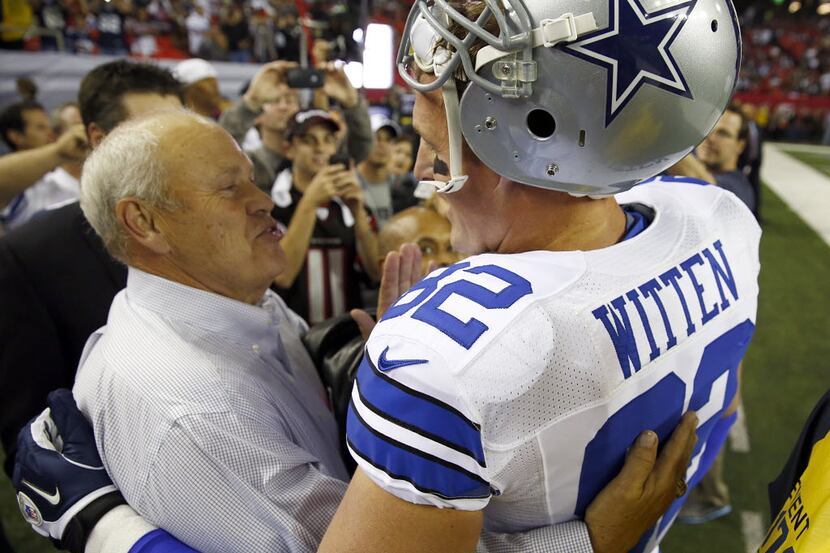 Dallas Cowboys tight end Jason Witten (82) gives his former Tennessee Volunteers coach...