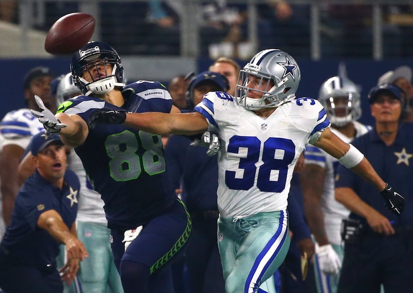 ARLINGTON, TX - NOVEMBER 1: Jimmy Graham #88 of the Seattle Seahawks tries to catch a pass...