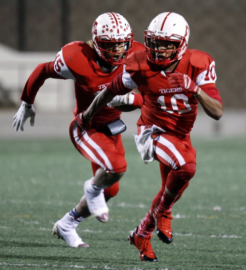 (TXHSFB) Terrell High's Dylan Wrenn (15) runs behind teammate Dawonya Tucker (10) during the...