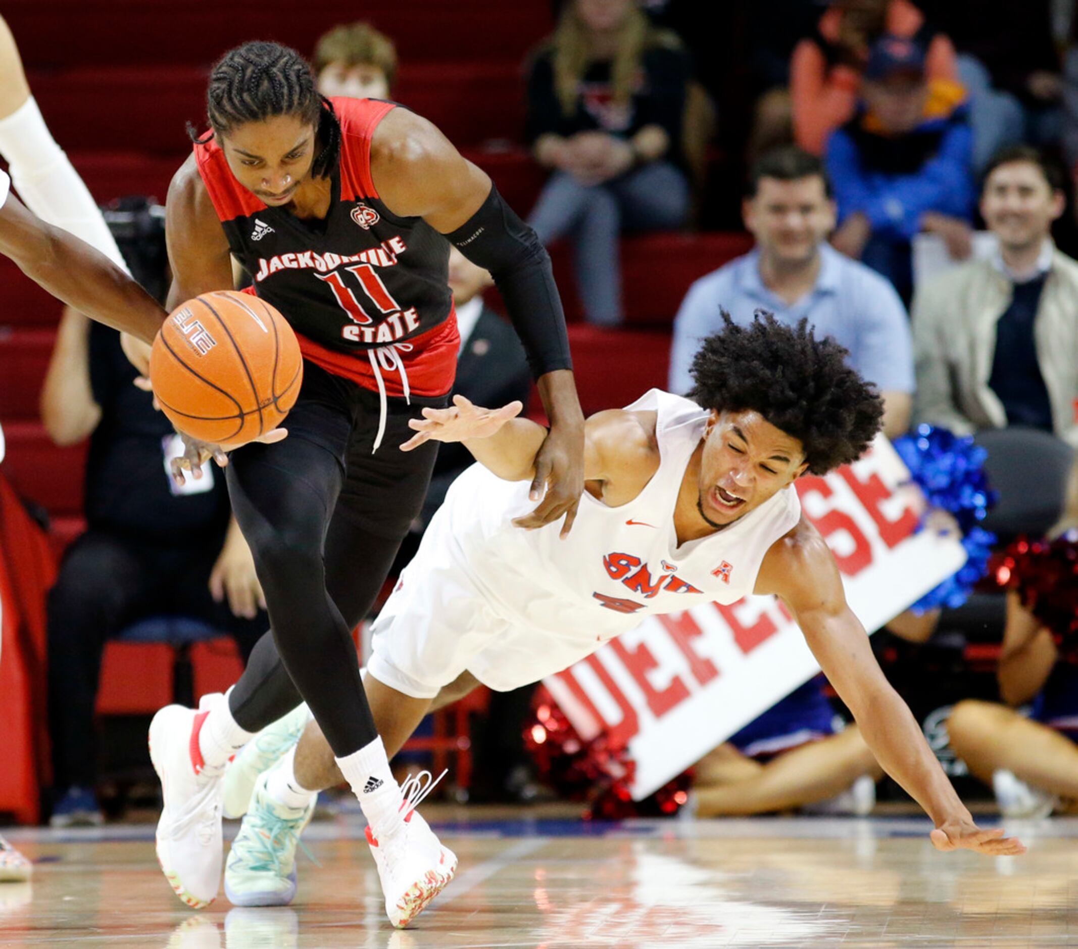 Southern Methodist Mustangs guard Charles Smith IV (4) reaches to tip the ball away from...