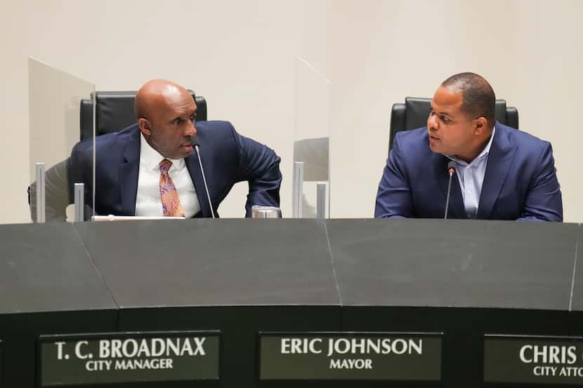 T.C. Broadnax, el administrador de la ciudad, junto al alcalde Eric Johnson, quien lideró un...