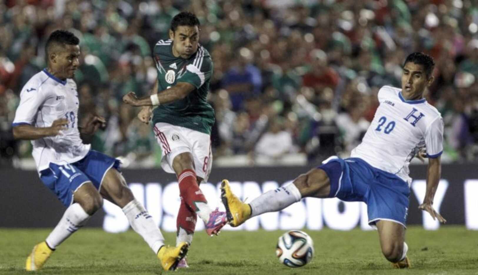 Marco Fabián (centro) y el Tri se enfrentaron a Honduras en un amistoso en octubre en Tuxtla...