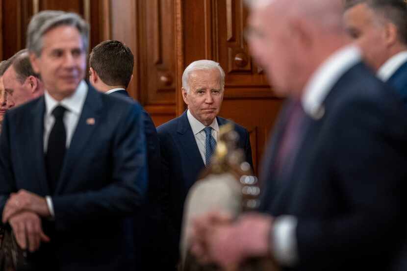 El presidente de Estados Unidos, Joe Biden, en el centro, acompañado por el secretario de...