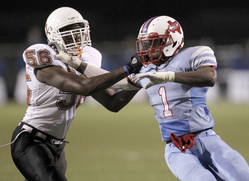 Skyline Raiders defensive lineman Victor Evans (1) fights off a block from Arlington Bowie...