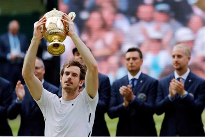 El británico Andy Murray alza el trofeo después de verncer al canadiense Milos Raonic en la...