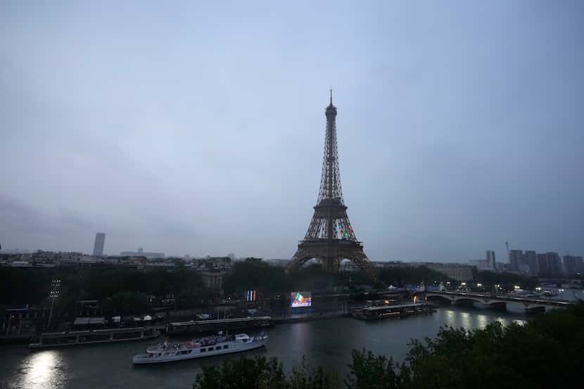 Un barco navega por el río Sena, con la Torre Eiffel de fondo, en París, Francia, durante la...