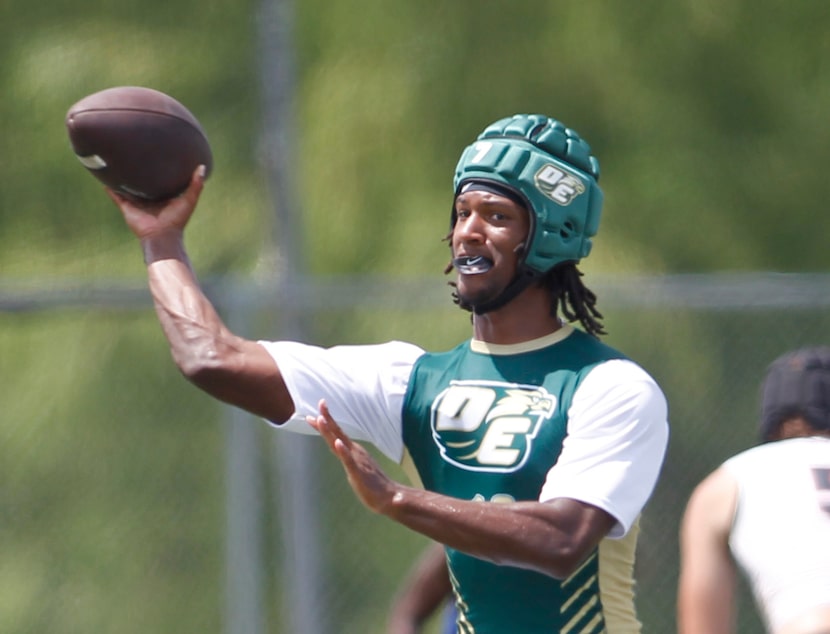 DeSoto quarterback Kelden Ryan (10) delivers a pass against Anna during the semi-final game...