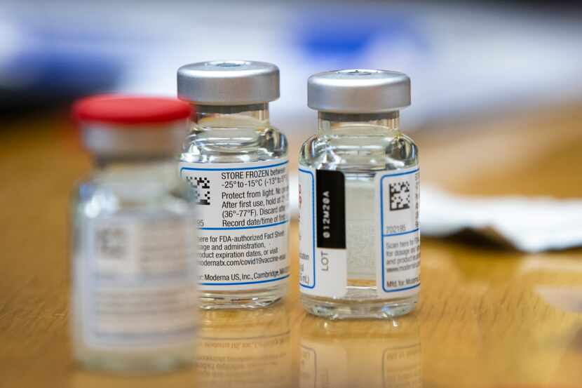 Una ampolletas de Moderna, que junto a Pfizer son las vacunas contra covid-19 que requieren...