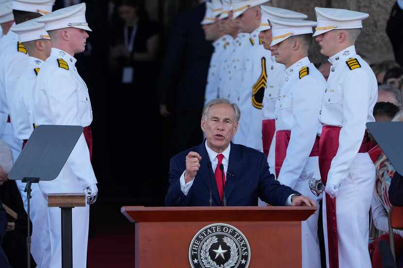 El gobernador de Texas Greg Abbott durante su ceremonia de inauguración de mandato en Austin...