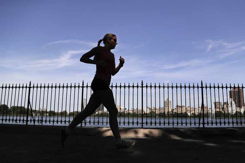 Una mujer corre por Central Park en Nueva York. (AP/JULIE JACOBSON)
