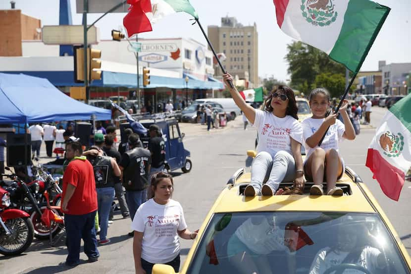 Uno de los eventos más populares es el desfile en Oak Cliff del Festival del Cinco de Mayo....