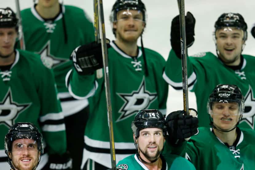 Dallas Stars left wing Jamie Benn (14) and teammates salute Dallas Stars play by play caller...