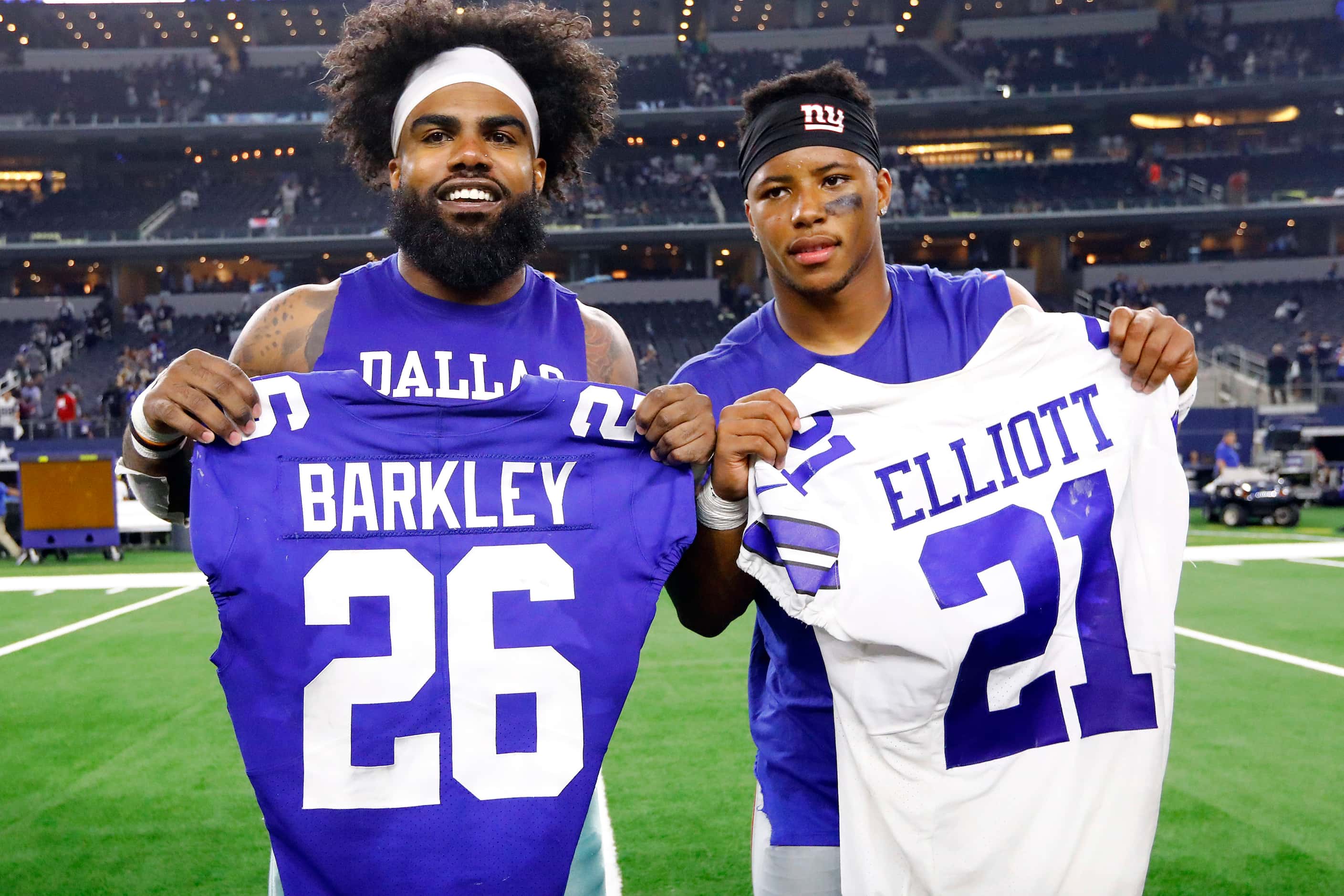 Dallas Cowboys running back Ezekiel Elliott (21) and New York Giants running back Saquon...