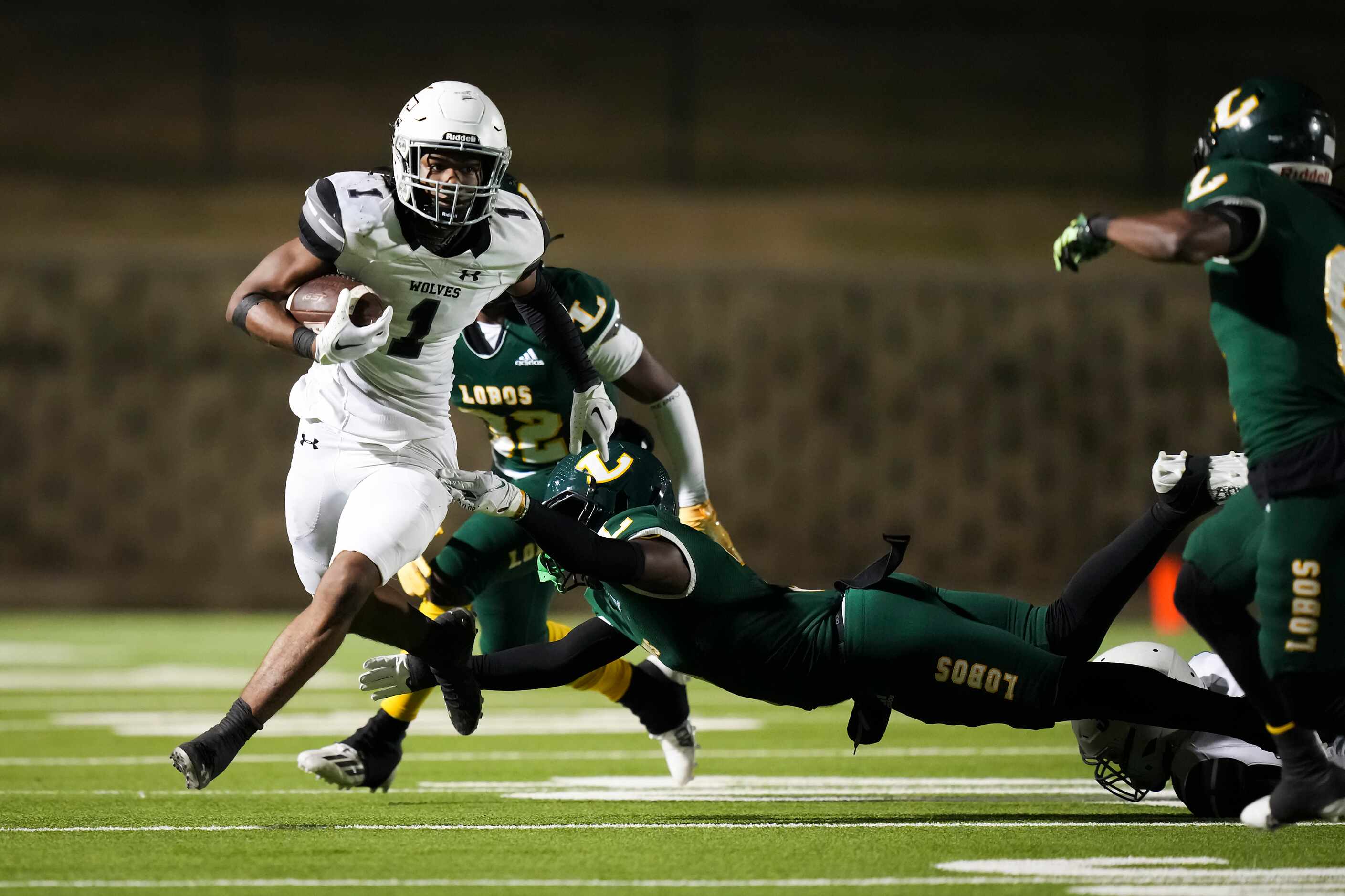 Mansfield Timberview running back Jarvis Reed (1) breaks through the Longview defense during...