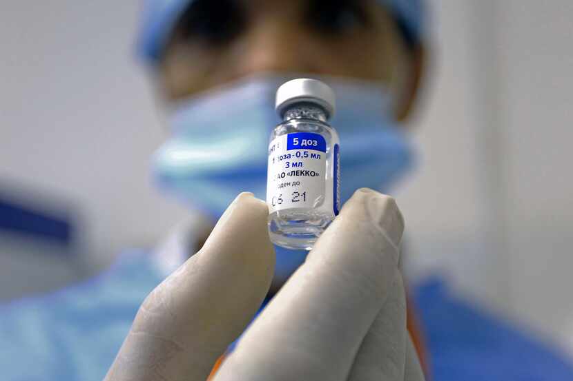 Un trabajador de salud sostiene una dosis de la vacuna sputnik V.