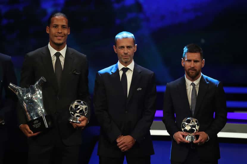 Virgil van Dijk (izq.) del Liverpool fue nombrado como el Mejor Jugador del Año de la UEFA.