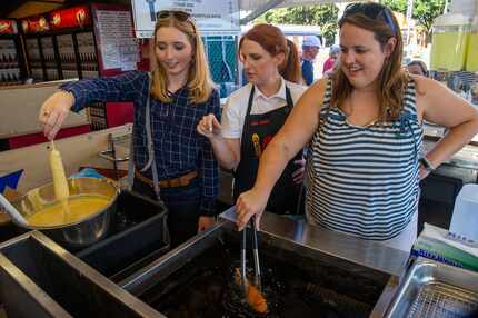 Amber Fletcher (center) teaches Dallas Morning News subscribers Katelyn Hall (right) and...