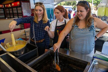 Amber Fletcher (center) teaches Dallas Morning News subscribers Katelyn Hall (right) and...