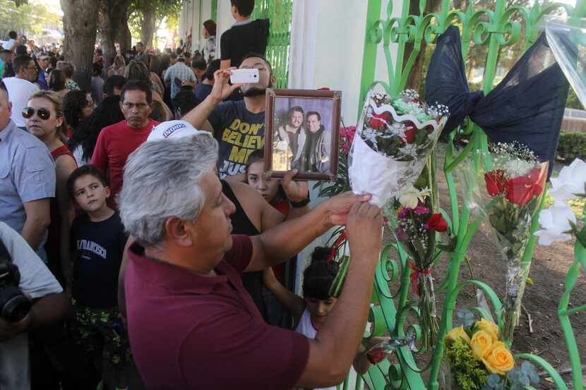 Gente deja recuerdos en las rejas de la casa de JuanGa en Juárez. (AP/Raymundo Ruiz)
