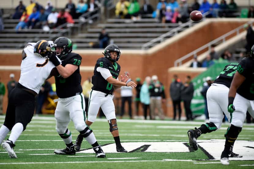 North Texas Mean Green quarterback Mason Fine (6) passes the ball to a teammate during an...