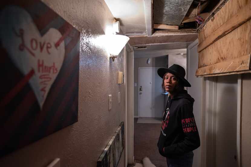 Brittany Jones, residente de Hillcrest Apartments, muestra un pasillo en donde la puerta del...