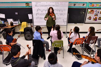 NIcole Melki enseña violín tres veces a la semana en la escuela Zaragoza.