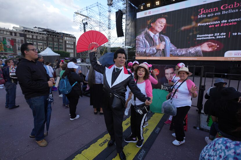 Jhoanfa "El Espejo de Juan Gabriel", un imitador del fallecido astro mexicano Juan Gabriel,...