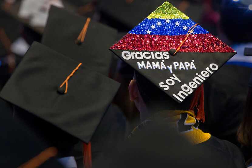 A graduation cap bearing a rendition of Venezuela's flag and the message "Gracias Mama y...