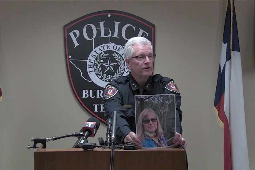 El jefe de la policía de Burleson, Billy Cordell, muestra una foto de Kathryn Bryan,...