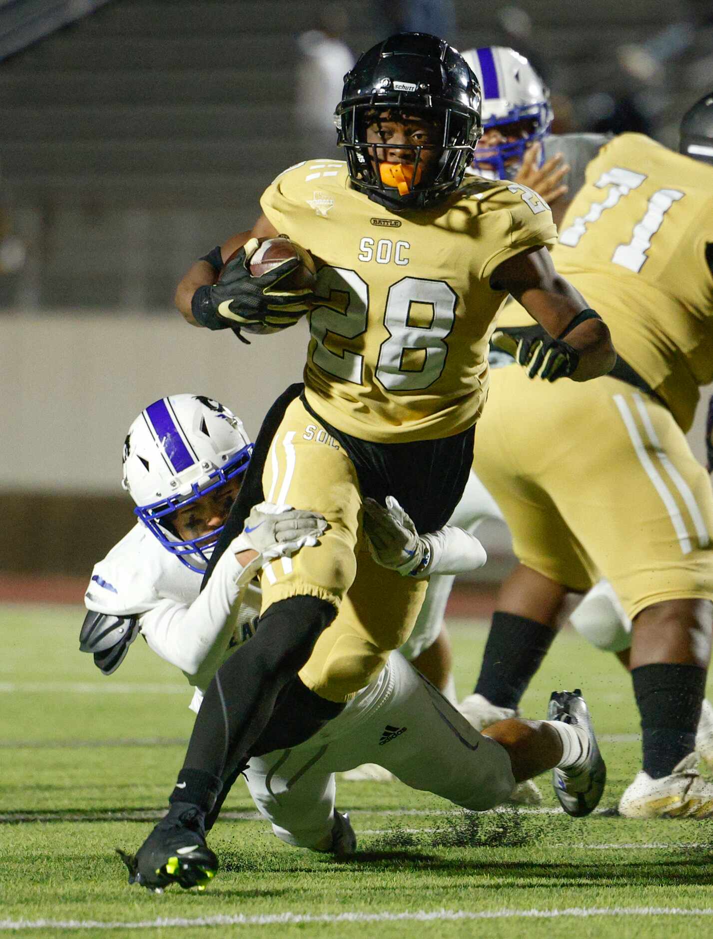 South Oak Cliff running back Izale Williams (28) slips a tackle from Seagoville linebacker...