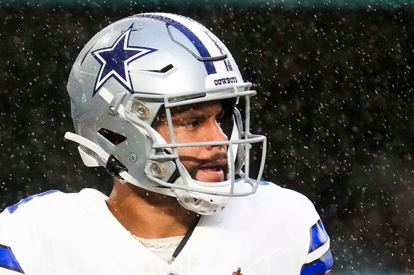 Rain falls as Dallas Cowboys quarterback Dak Prescott sets up for a play during the first...