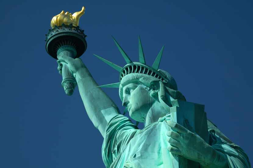 La estatua de la libertad entre New Jersey y New York.