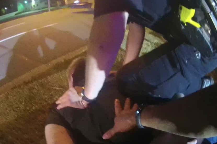 Esta captura de video muestra cómo Tony Timpa fue tratado por los policías pes a que les...