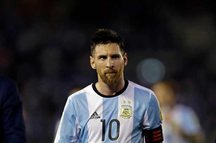 Lionel Messi fue suspendido por cuatro juegos con la selección argentina por decisión de la...