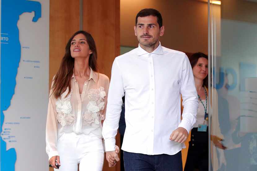 El arquero español Iker Casillas, junto a su esposa Sara Carbonero, abandona un hospital en...