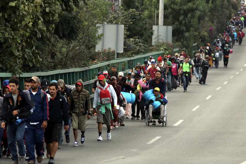 Varios cientos de migrantes caminan por carreteras de Chiapas, luego de cruzar de Guatemala...