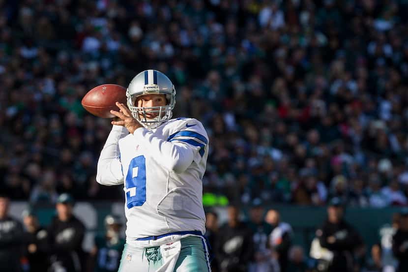 Dallas Cowboys quarterback Tony Romo (9) throws a 3-yard touchdown pass to wide receiver...