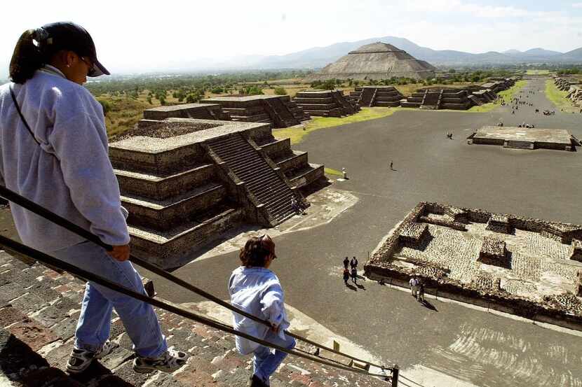 Turistas en la escalinata de la piramide de la Luna, en el centroceremonial Teotihuacán, en...