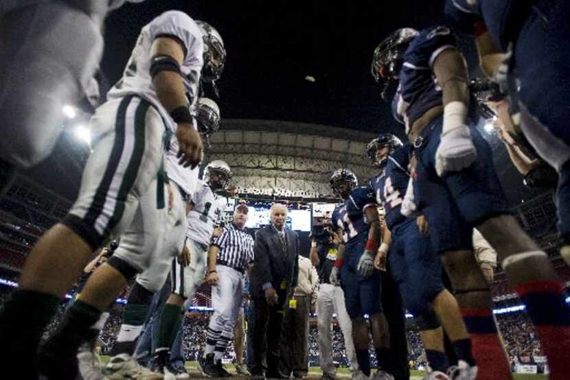 Players from Hightower, left, and Allen watch as the pregame coin flip is made before the...