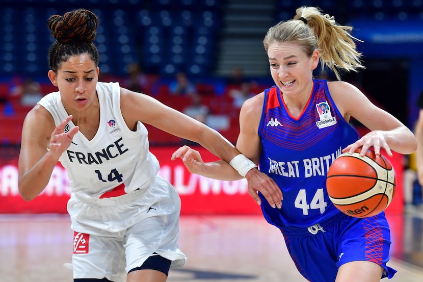Great Britain's Karlie Samuelson vies with Frances Bria Hartley during the Women's...