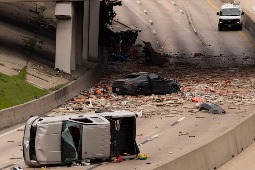 Un auto y una pickup se voltearon al chocar contra los escombros de un accidente que...