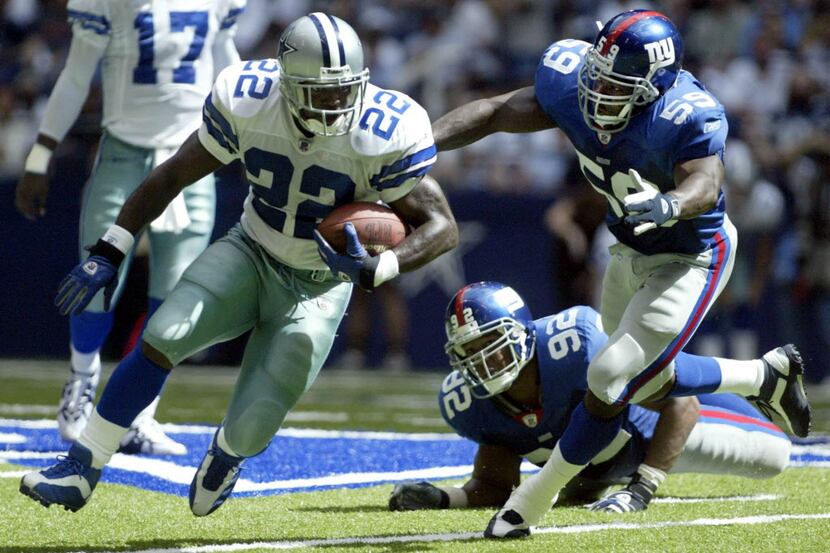ORG XMIT: S0401475224_STAFF Sunday 10/6/02-- Dallas' running back Emmitt Smith in action in ...