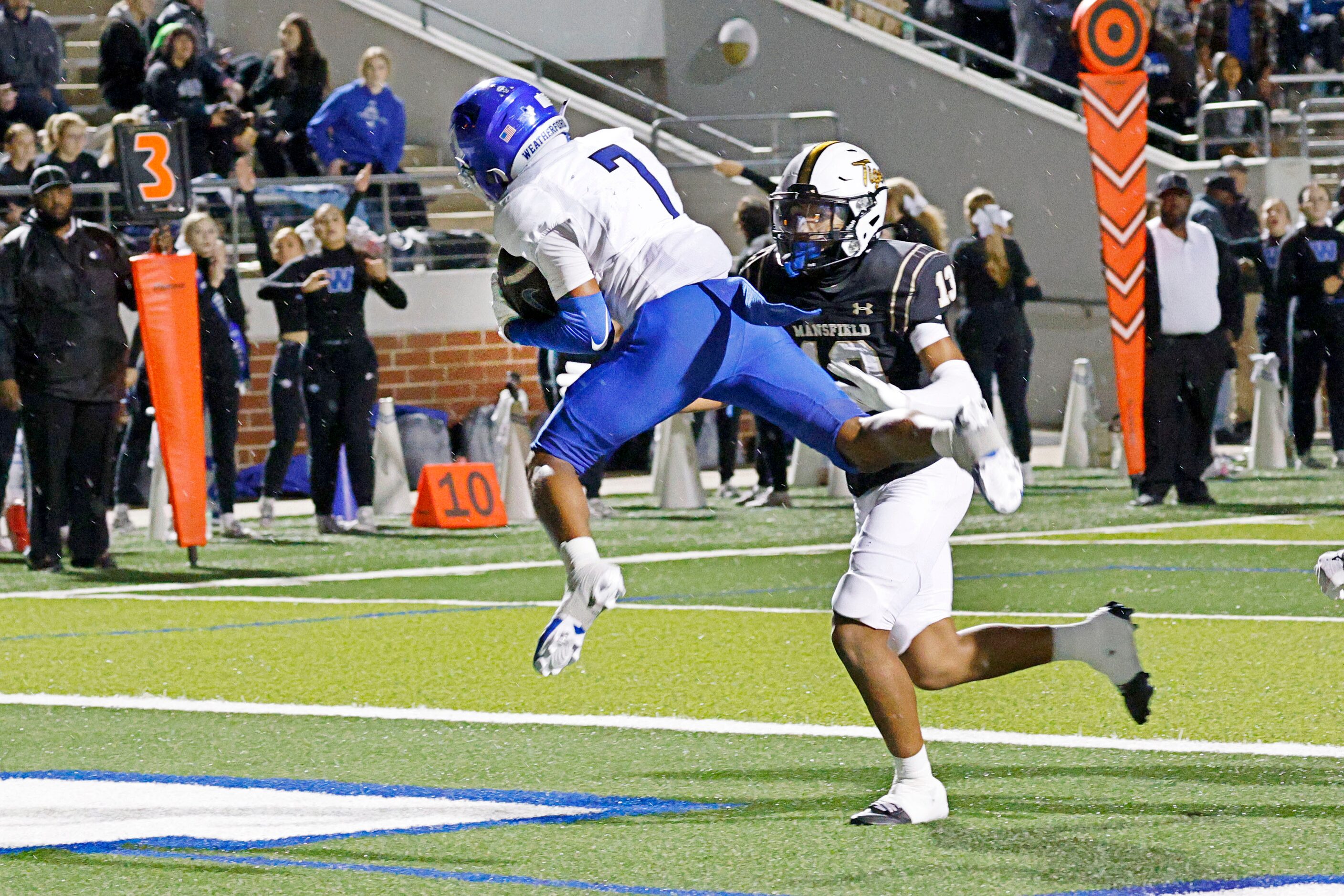 Weatherford's Jamie Gray (7) catches a pass against Mansfield's Colin Godsey (13) in the...