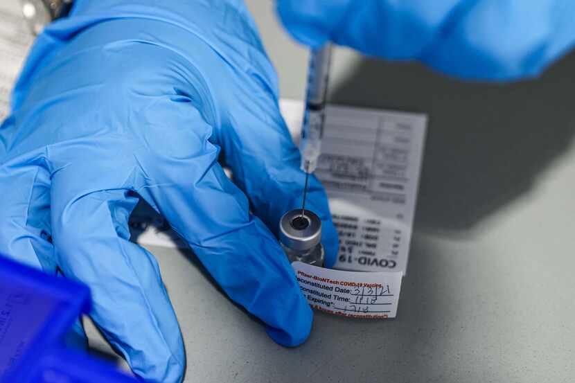 La enfermera Lisa Taylor prepara una jeringa con una dosis de Pfizer-BioNTech, vacuna contra...