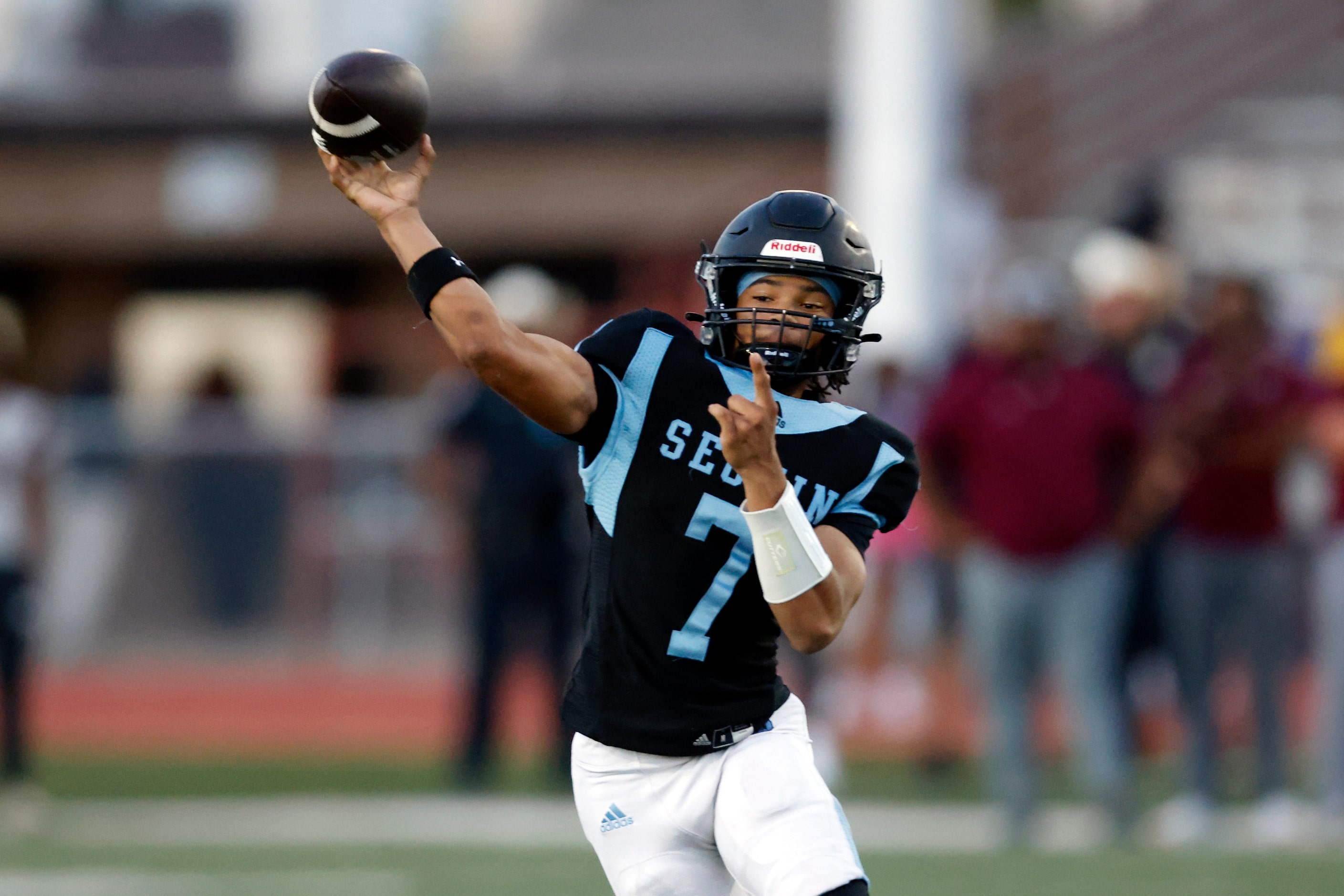 Arlington Seguin quarterback Chevy Andrews (7) throws a pass on the run during the first...